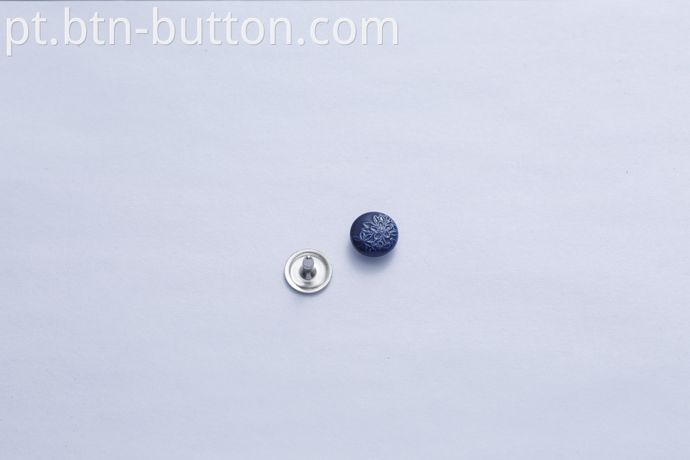 Metal buttons for clothes with rich patterns